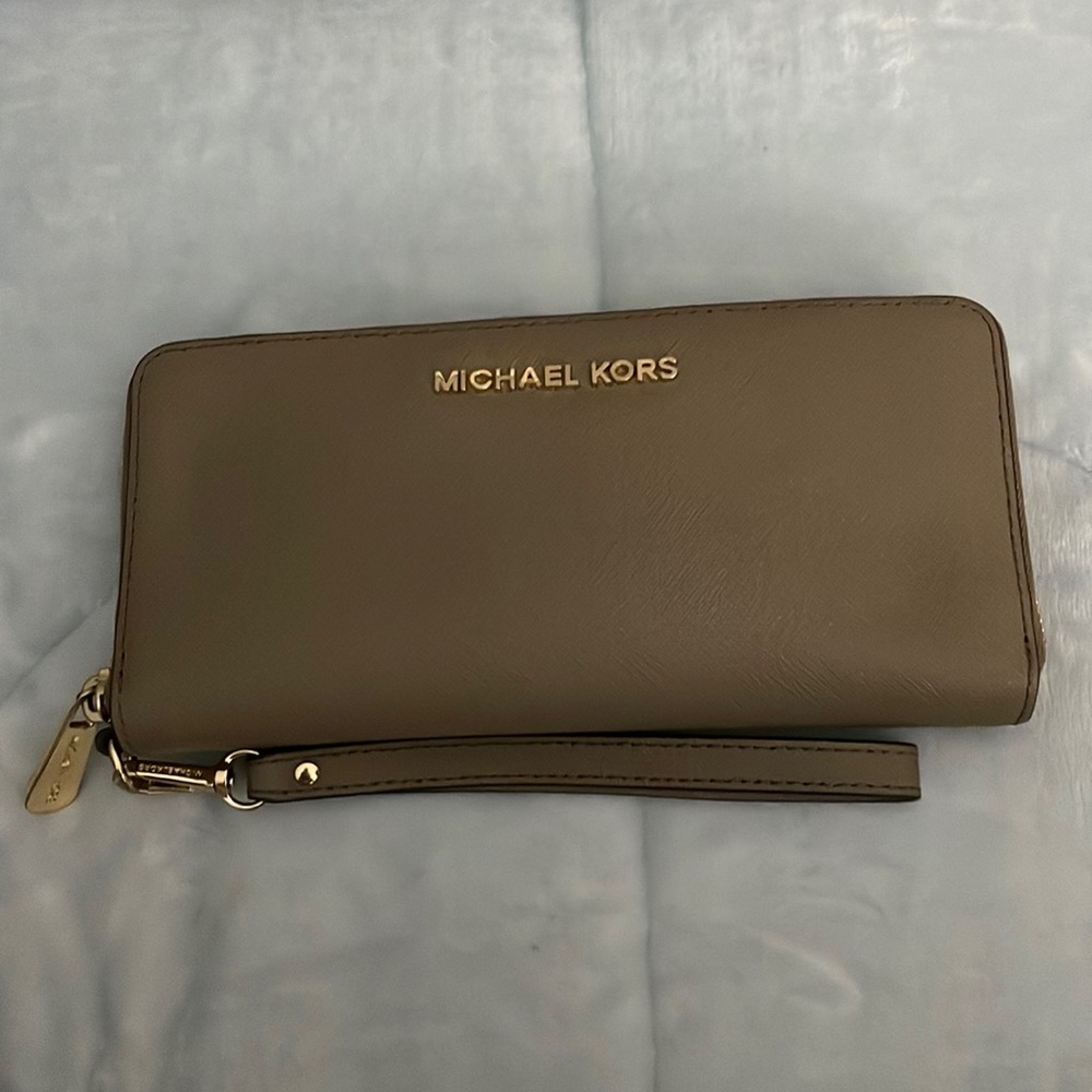 Michael Kors Jet Set Travel Large Travel Continental Wristlet Wallet Clutch